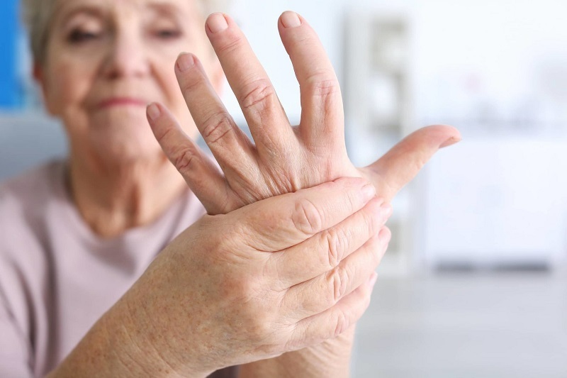 Tình trạng thoái hóa khớp ở người cao tuổi ngày càng phổ biến, dẫn đến các cơn đau nhức khó chịu.